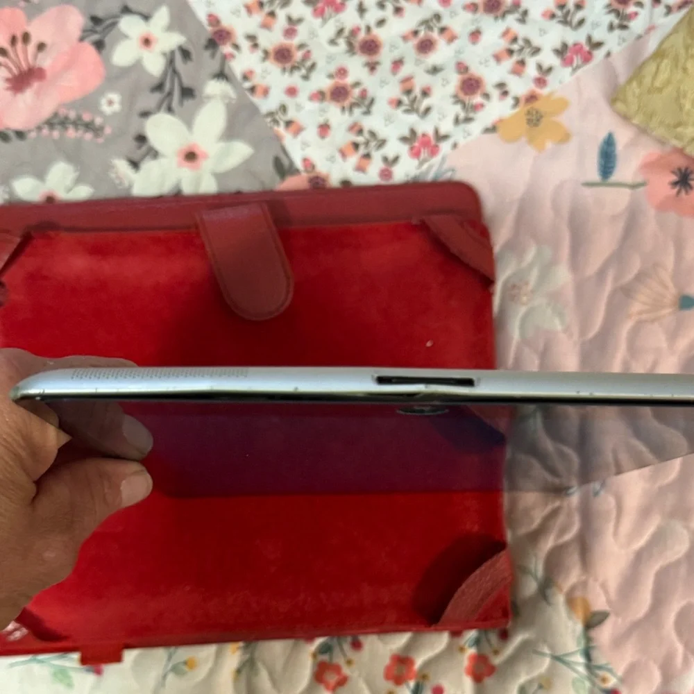 IPAD 2 WIFI with Red Case